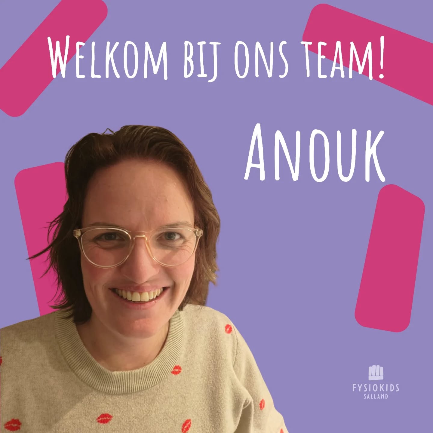 Hallo allemaal,

Sinds 1 december ben ik gestart bij FysioKids Salland in Raalte, en ik heb super veel zin om hier aan de slag te gaan!

Ik ben Anouk Alferink, 37 jaar, geboren en getogen in Raalte. Ik woon hier samen met mijn man en onze drie meiden van 3, 7 en 9 jaar, een gezellige drukte dus!
Op dit moment rond ik mijn opleiding tot kinderfysiotherapeut af. Als alles volgens planning loopt, mag ik over een week of 7 mijn diploma in ontvangst nemen. Daarvoor heb ik 12 jaar met veel plezier als algemeen fysiotherapeut gewerkt, en ooit begon ik mijn carrière als verpleegkundige.

In mijn vrije tijd kan ik genieten van koken, bakken, een borrel met vrienden of spelletjes spelen. Daarnaast mag ik graag racefietsen, padellen en skeeleren.

De komende maanden neem ik grotendeels de zwangerschapswaarneming van Vera op me. Na haar verlof blijf ik gelukkig bij FysioKids werken. Ik kijk er enorm naar uit om jullie te ontmoeten — zowel op de scholen als in de praktijk!

Lieve groet,
Anouk